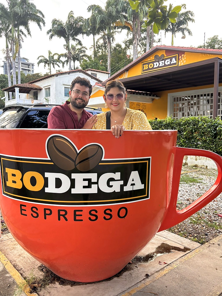 Dani y Ángel compartiendo un café