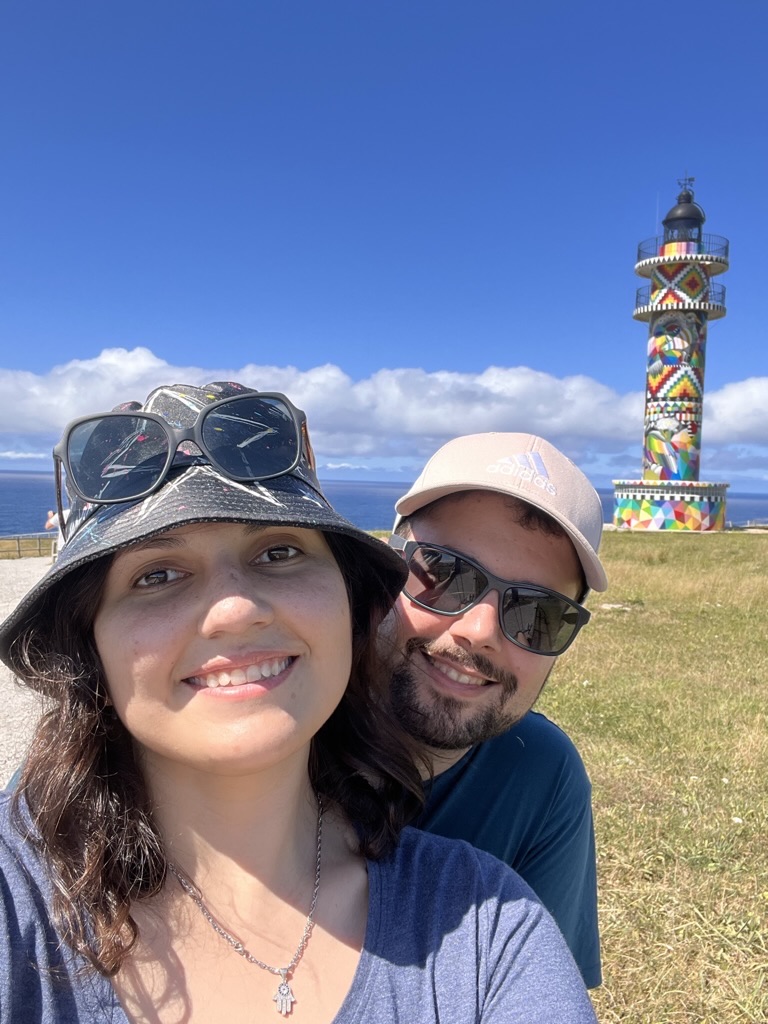 Danioska y Ángel junto a un faro de colores