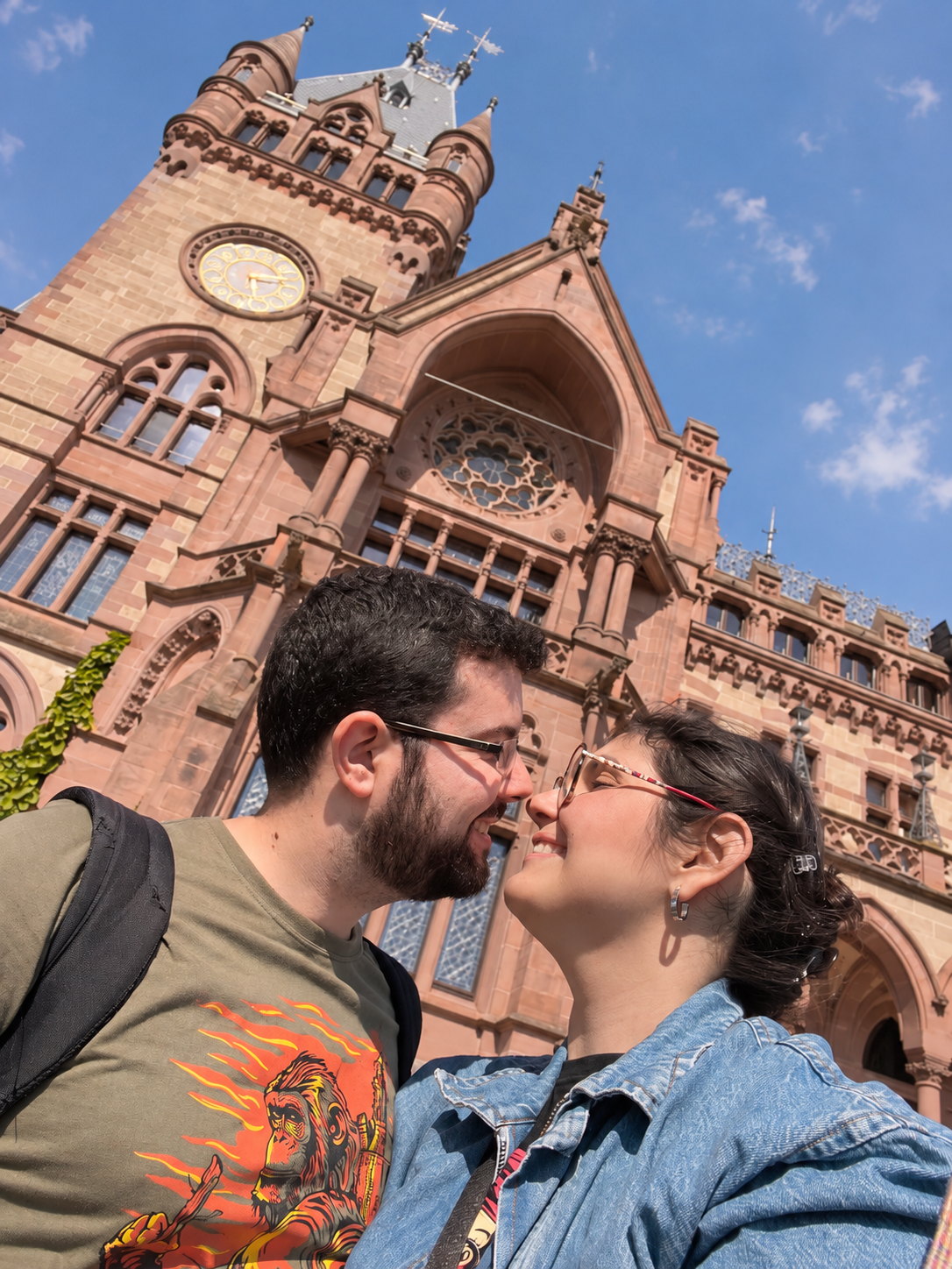 Danioska y Ángel frente a la iglesia